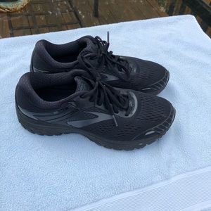 Brooks Adrenaline GTS 18 size 11 woman’s black